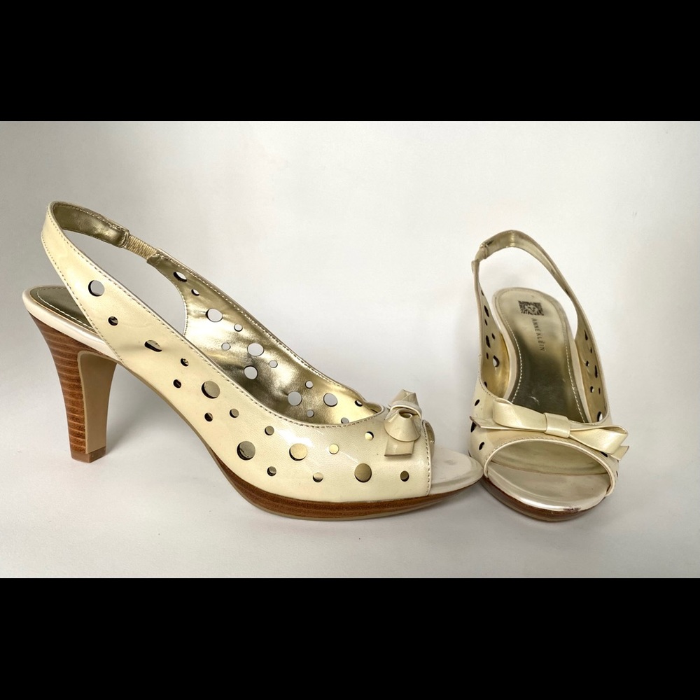 Anne Klein.Peep-toe Pearly beige leather. 8us.